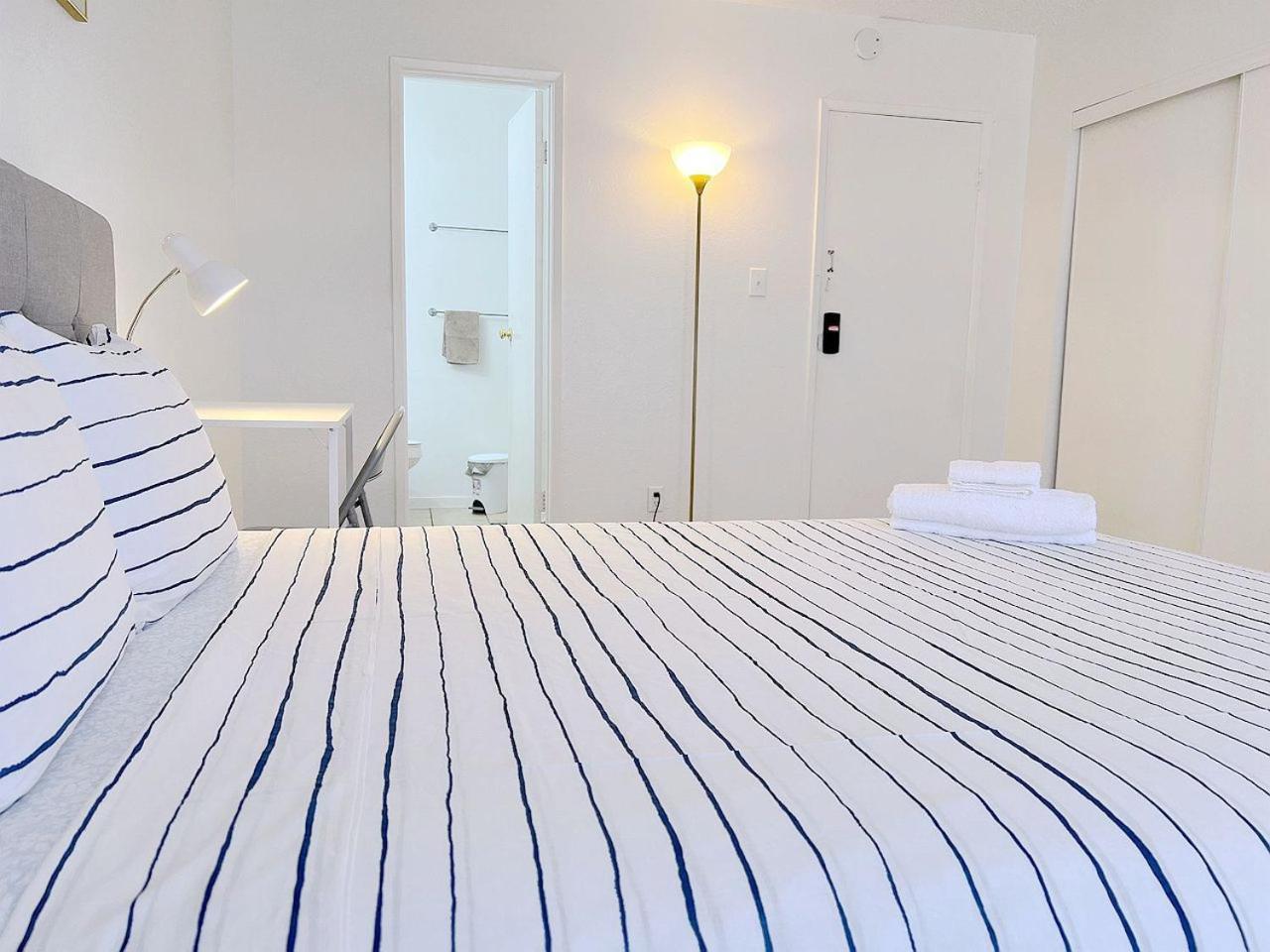 Super 1 Bedroom With Private Bathroom, Shared Kitchen Room -3 Las Vegas Eksteriør billede